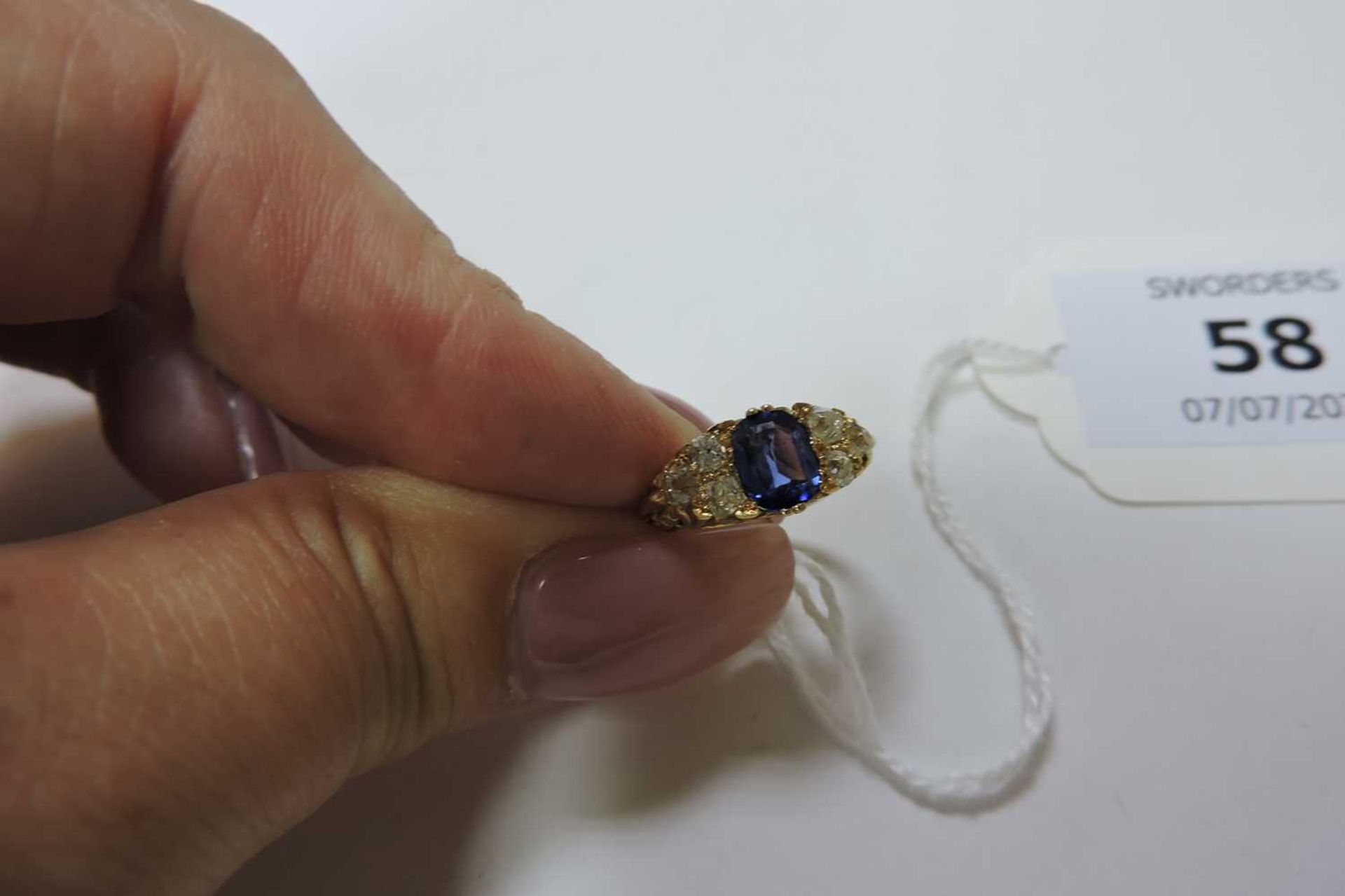 A gold sapphire and diamond carved head ring, - Bild 5 aus 5