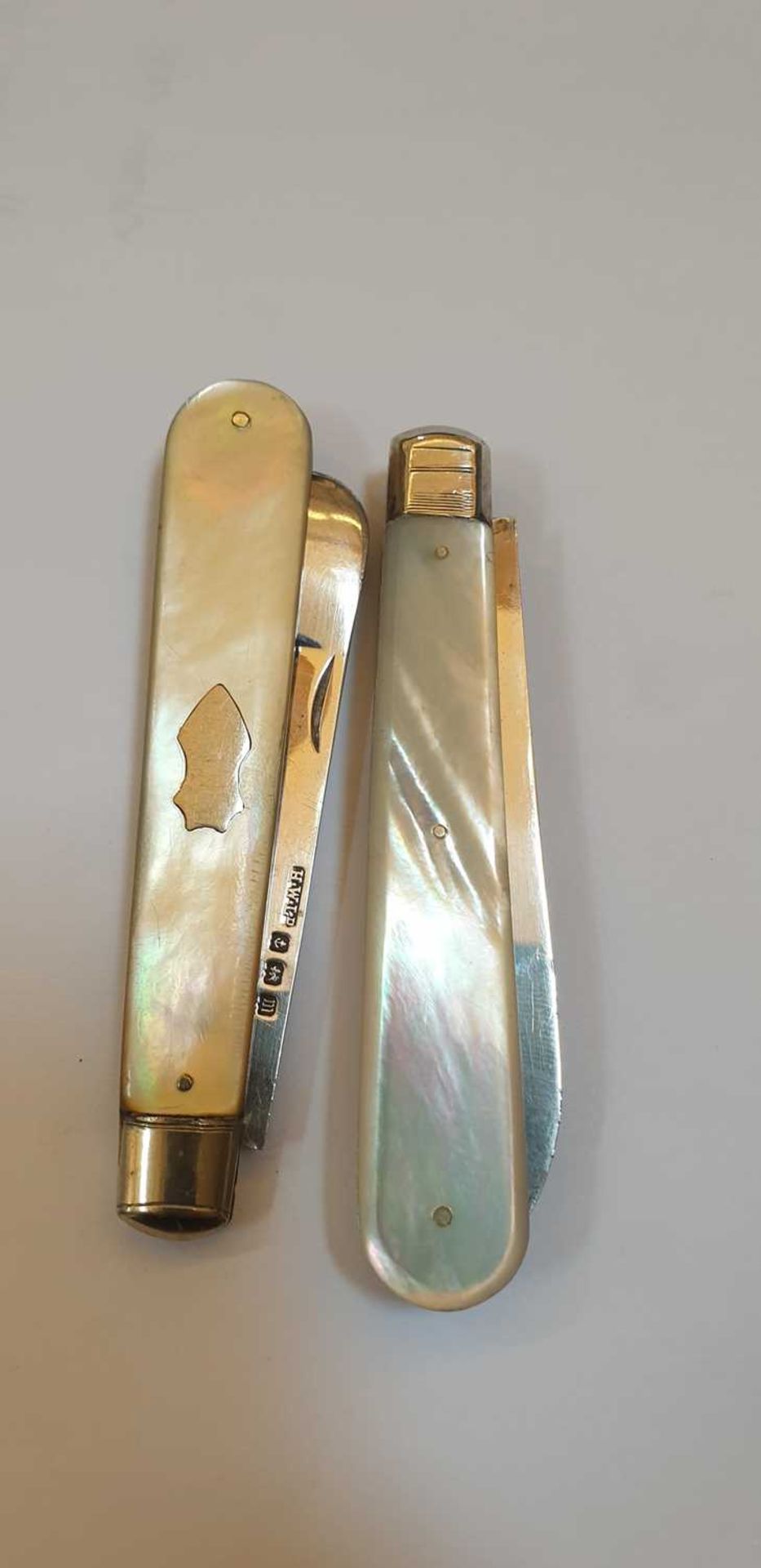 Four silver and mother-of-pearl folding fruit knives, - Bild 12 aus 13