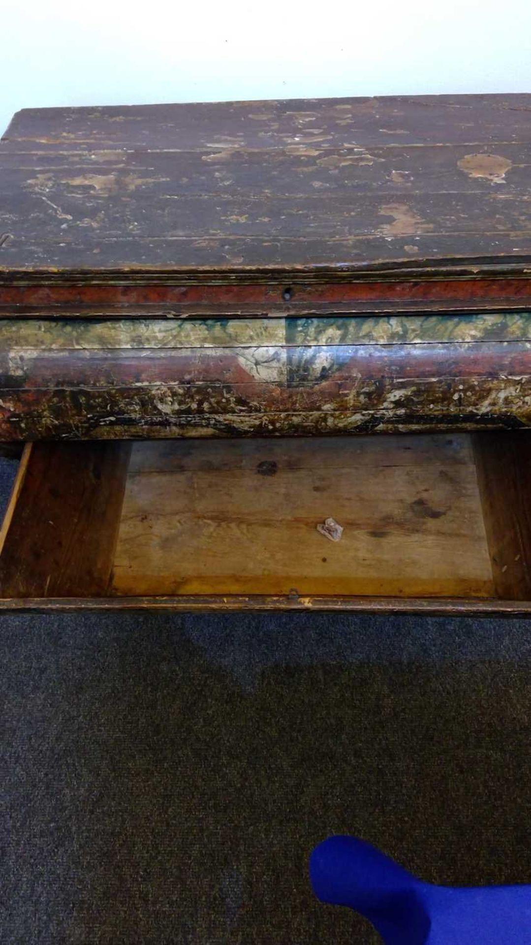 An Italian bombé painted pine commode, - Bild 18 aus 19