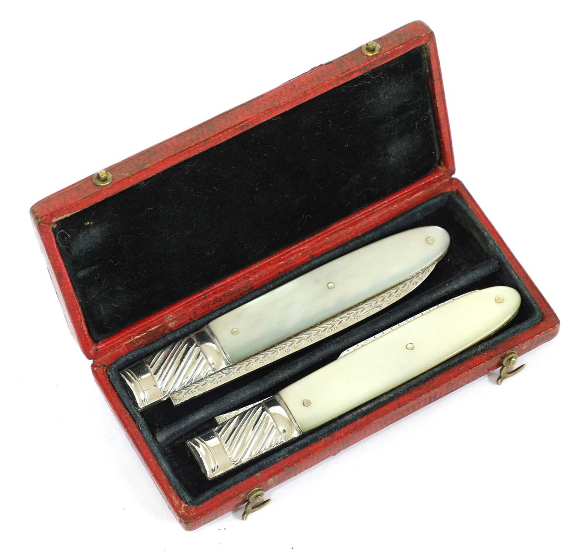 A mother-of-pearl and silver folding fruit knife and fork set, - Bild 3 aus 3