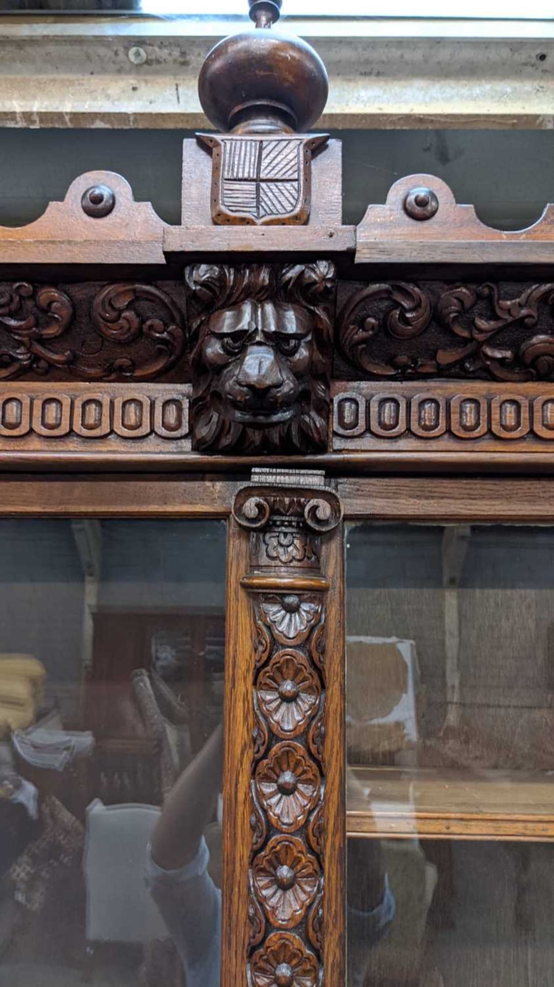 A large Victorian oak bookcase, - Bild 8 aus 15