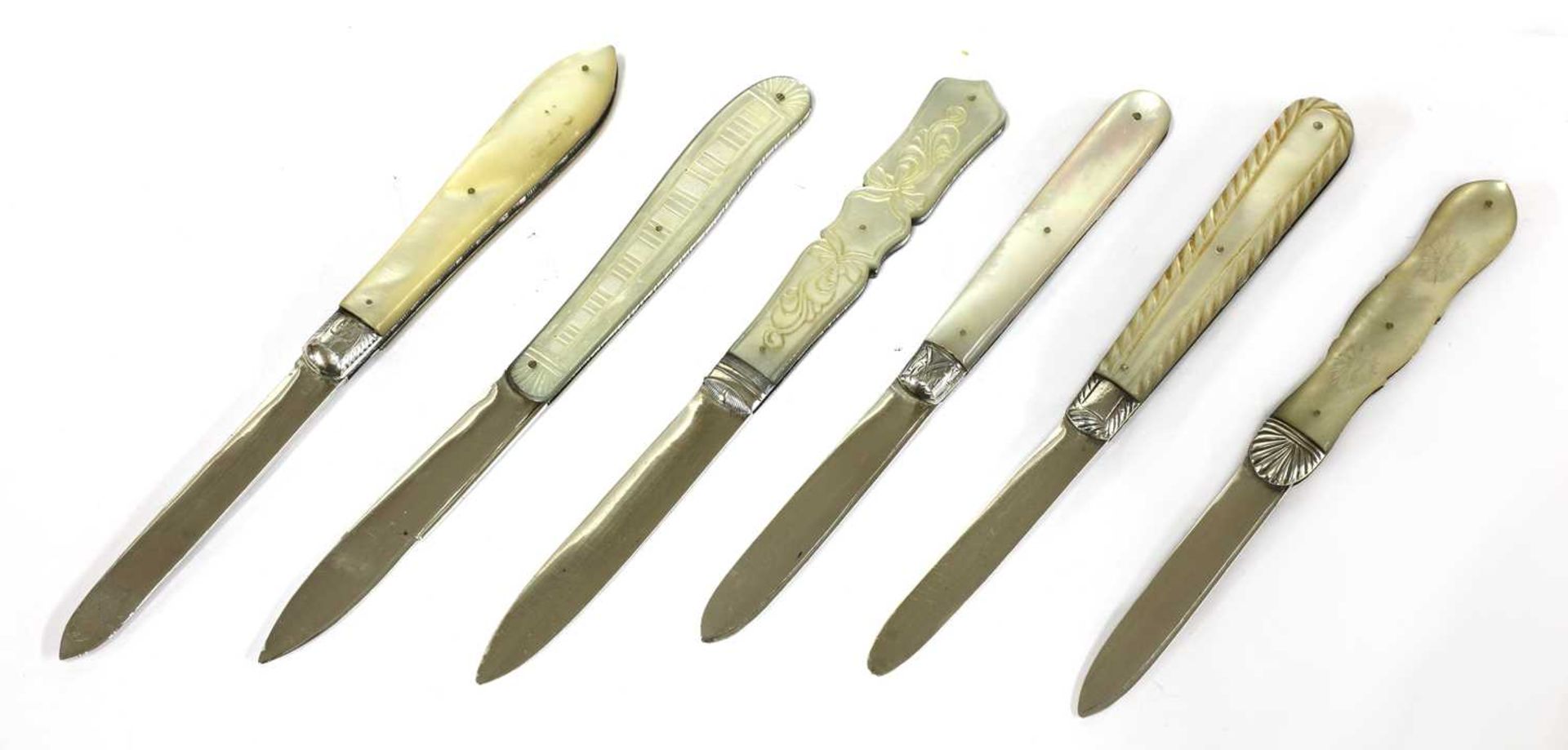 Six silver and mother-of-pearl folding fruit knives, - Bild 2 aus 2