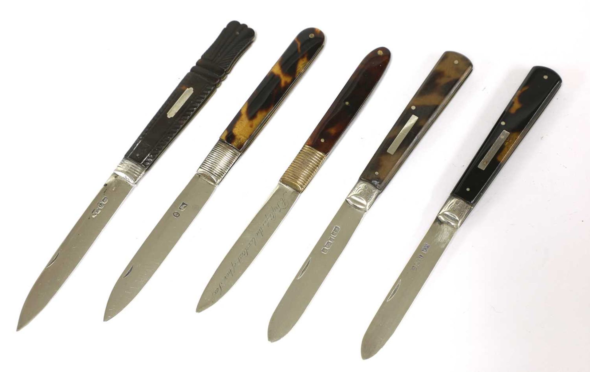 Five silver and tortoiseshell folding fruit knives, - Bild 2 aus 2