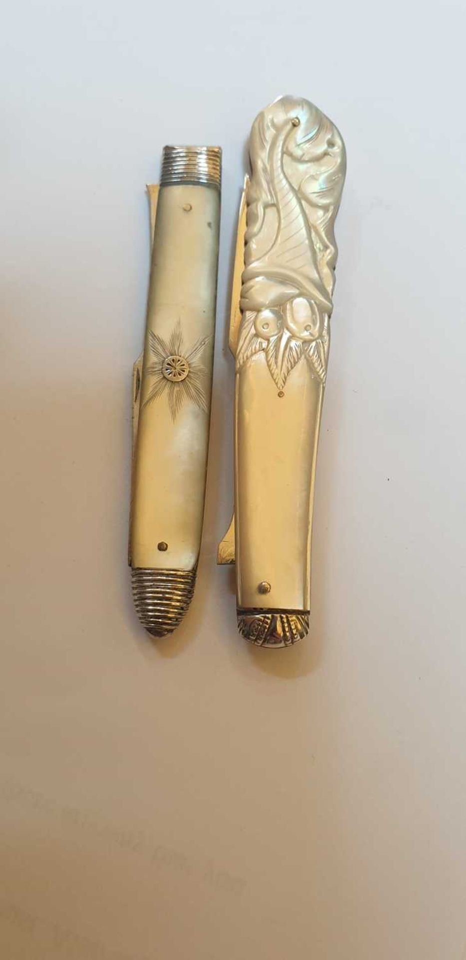 Three silver and mother-of-pearl folding fruit forks and a knife, - Bild 10 aus 10