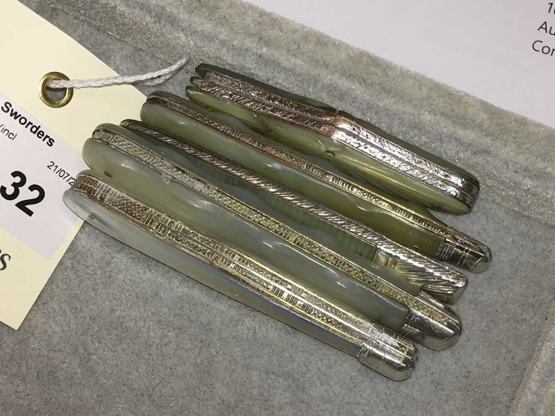 Five silver and mother-of-pearl folding fruit knives and a fork, - Bild 11 aus 17