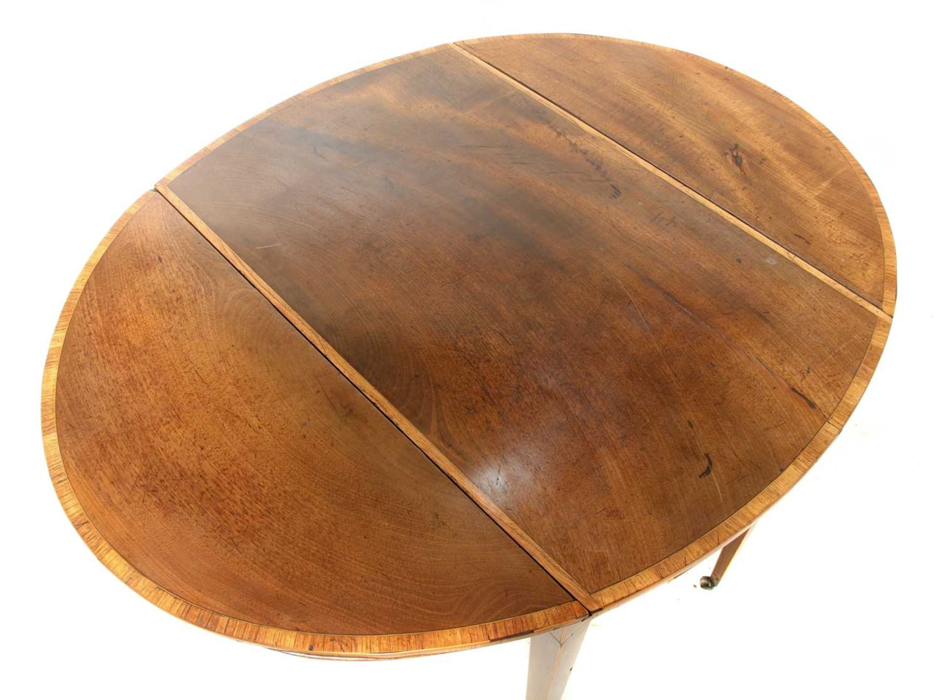 A Sheraton period mahogany oval Pembroke table, - Bild 2 aus 3