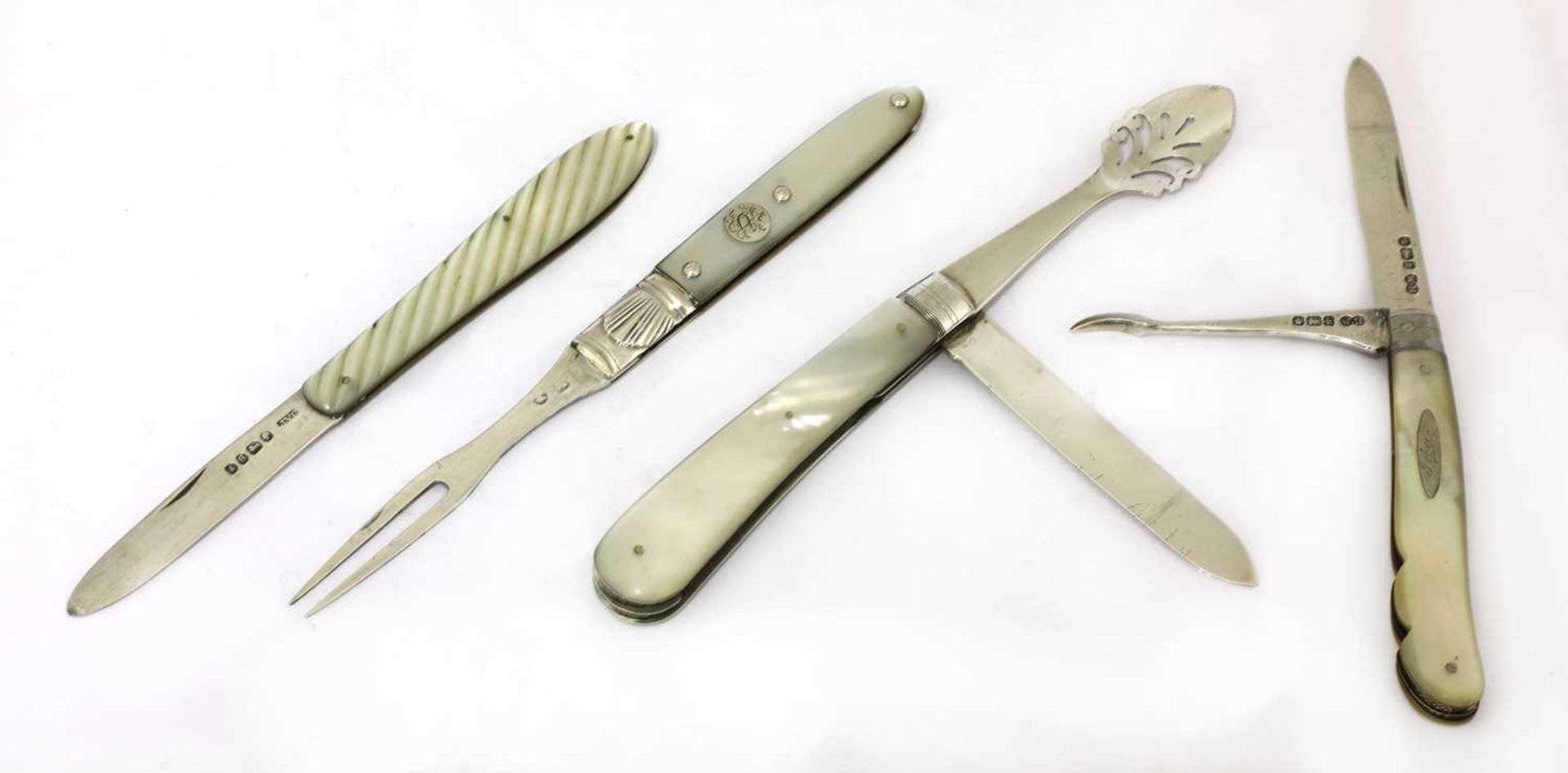Three silver and mother-of-pearl folding fruit knives and a fork, - Bild 2 aus 2