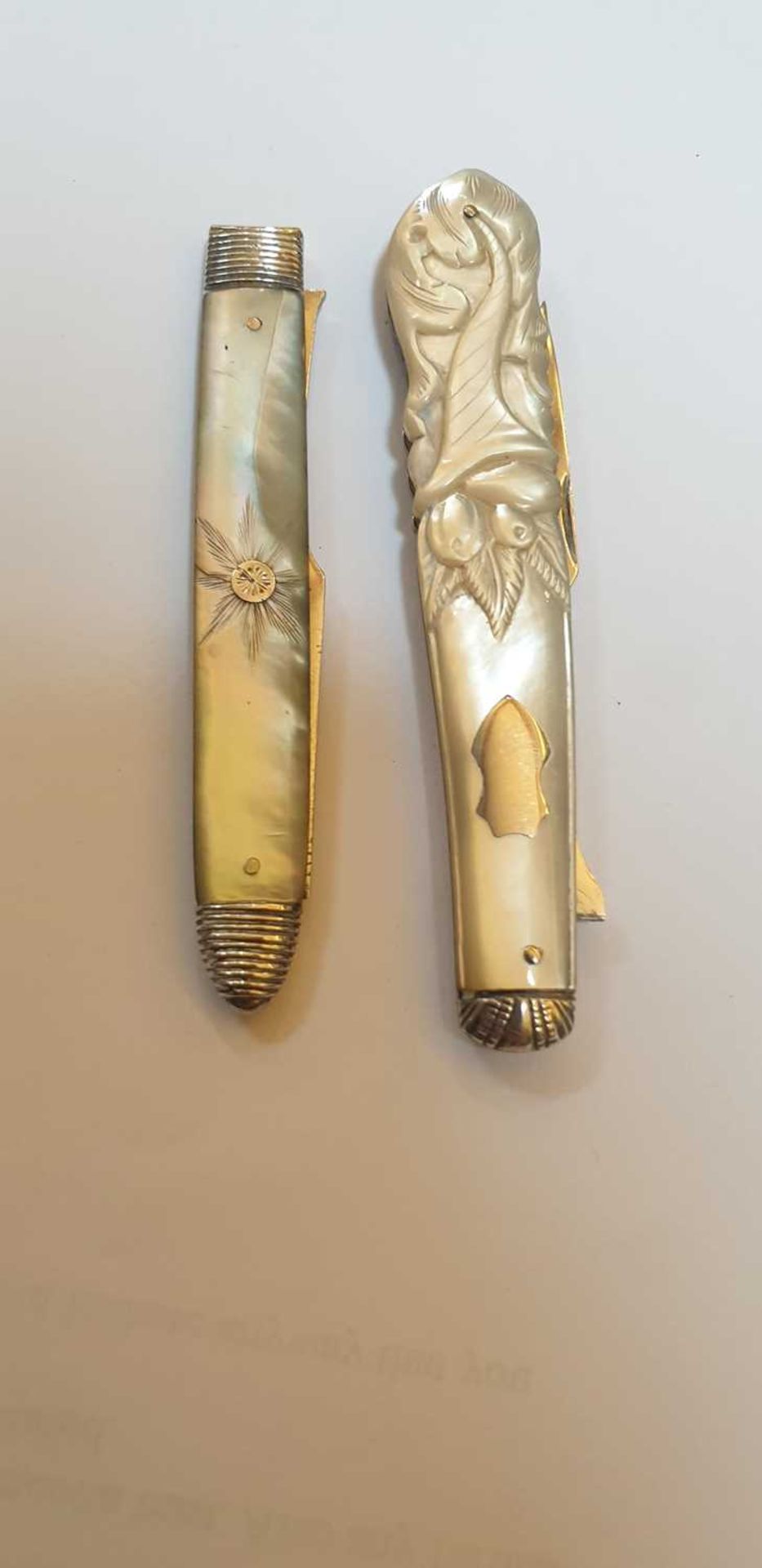 Three silver and mother-of-pearl folding fruit forks and a knife, - Bild 9 aus 10