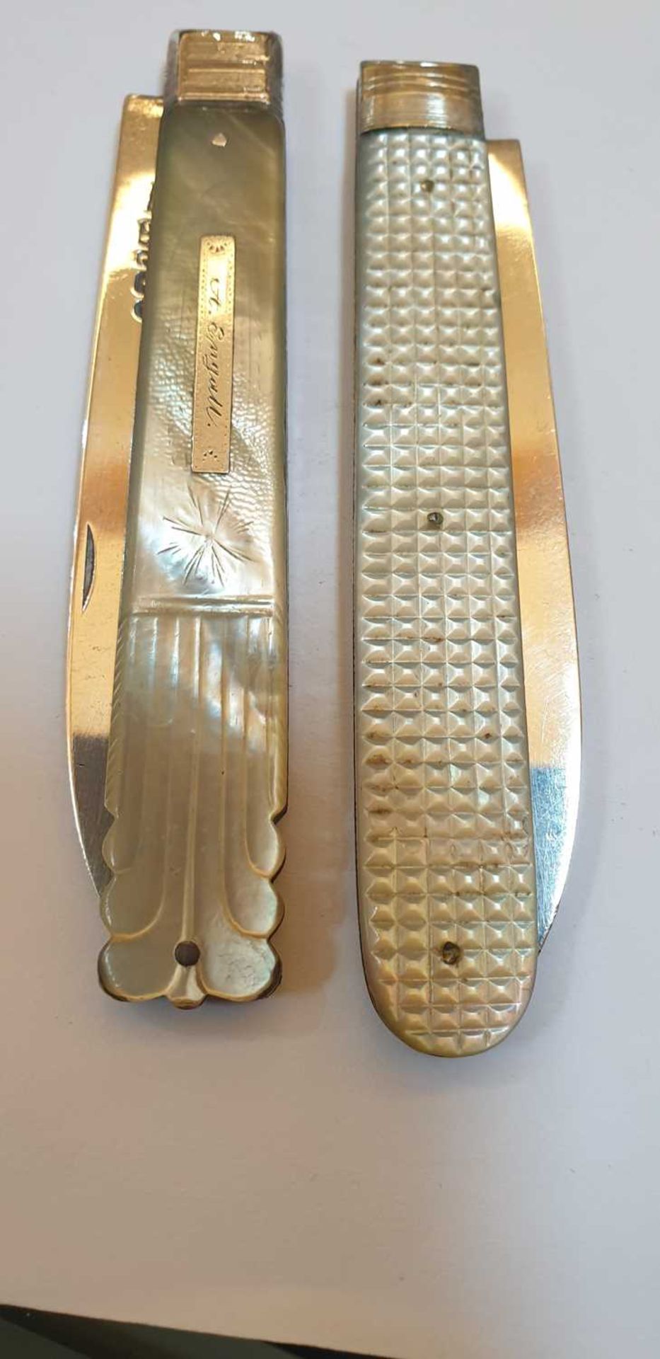 Five silver, mother-of-pearl and horn folding fruit knives, a penknife and two others, - Bild 8 aus 14