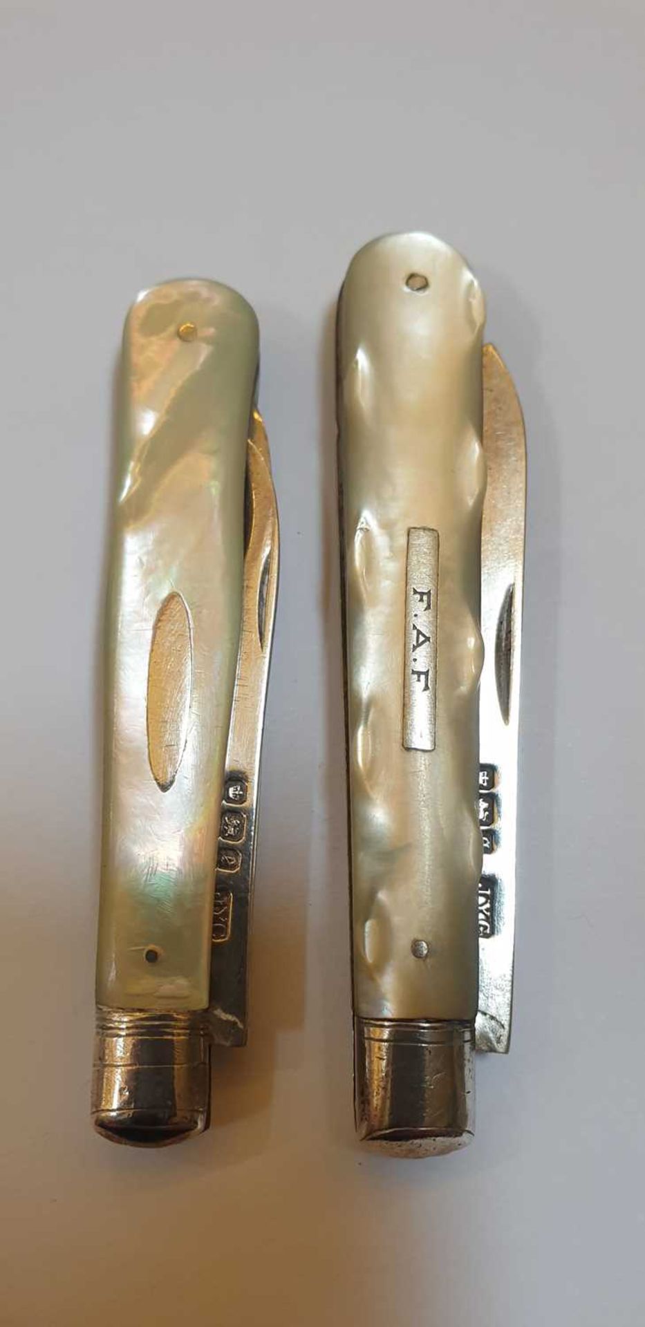 Five silver and mother-of-pearl folding fruit knives and a fork, - Bild 16 aus 17