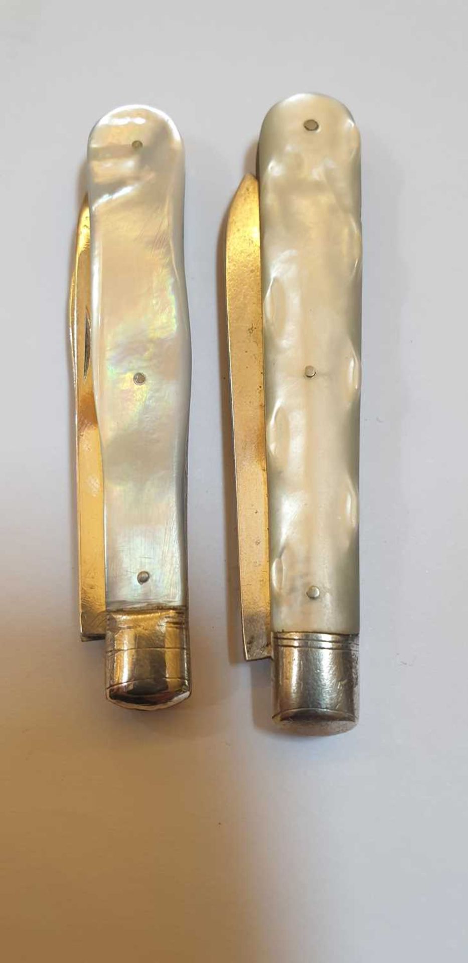 Five silver and mother-of-pearl folding fruit knives and a fork, - Bild 15 aus 17