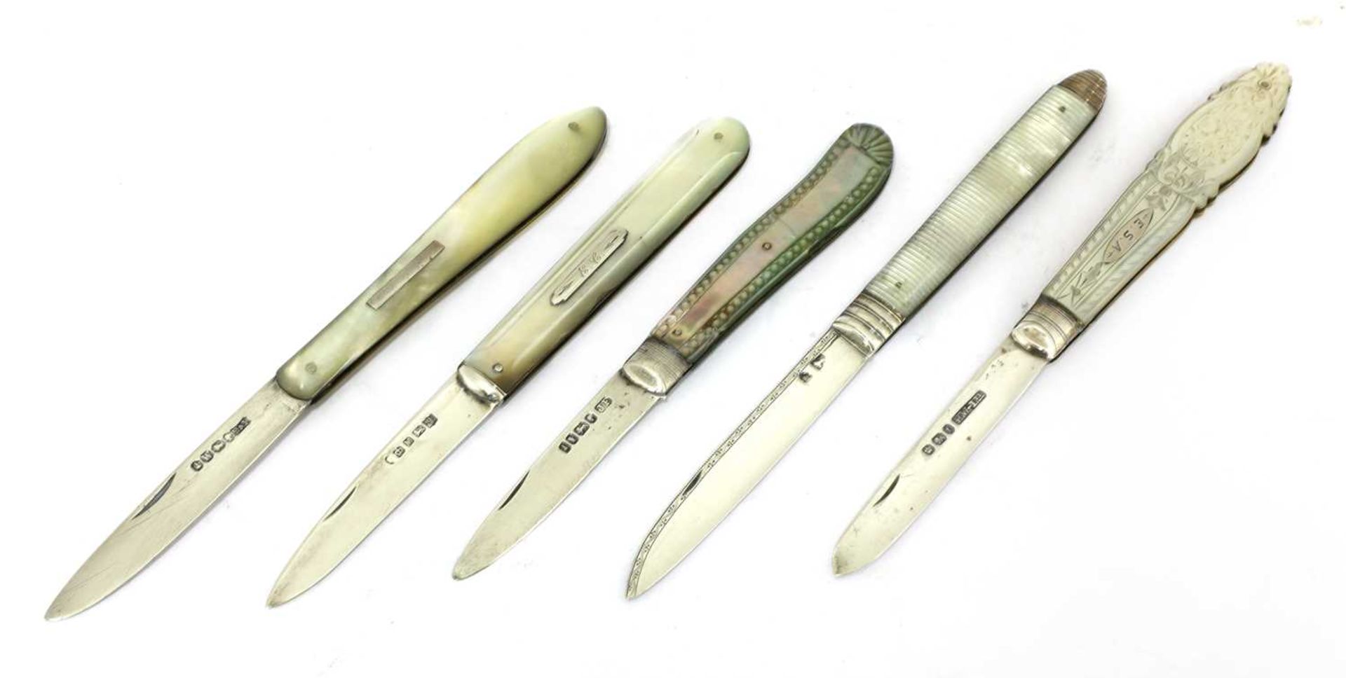 Five silver and mother-of-pearl folding fruit knives, - Bild 2 aus 2