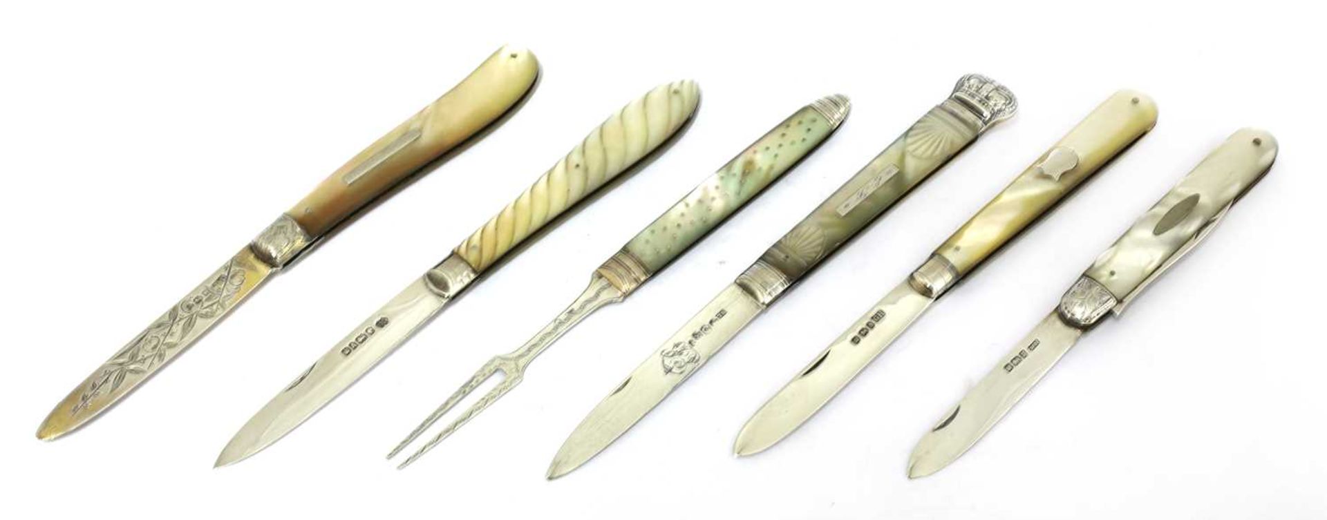 Five silver and mother-of-pearl folding fruit knives and a fork, - Bild 2 aus 2