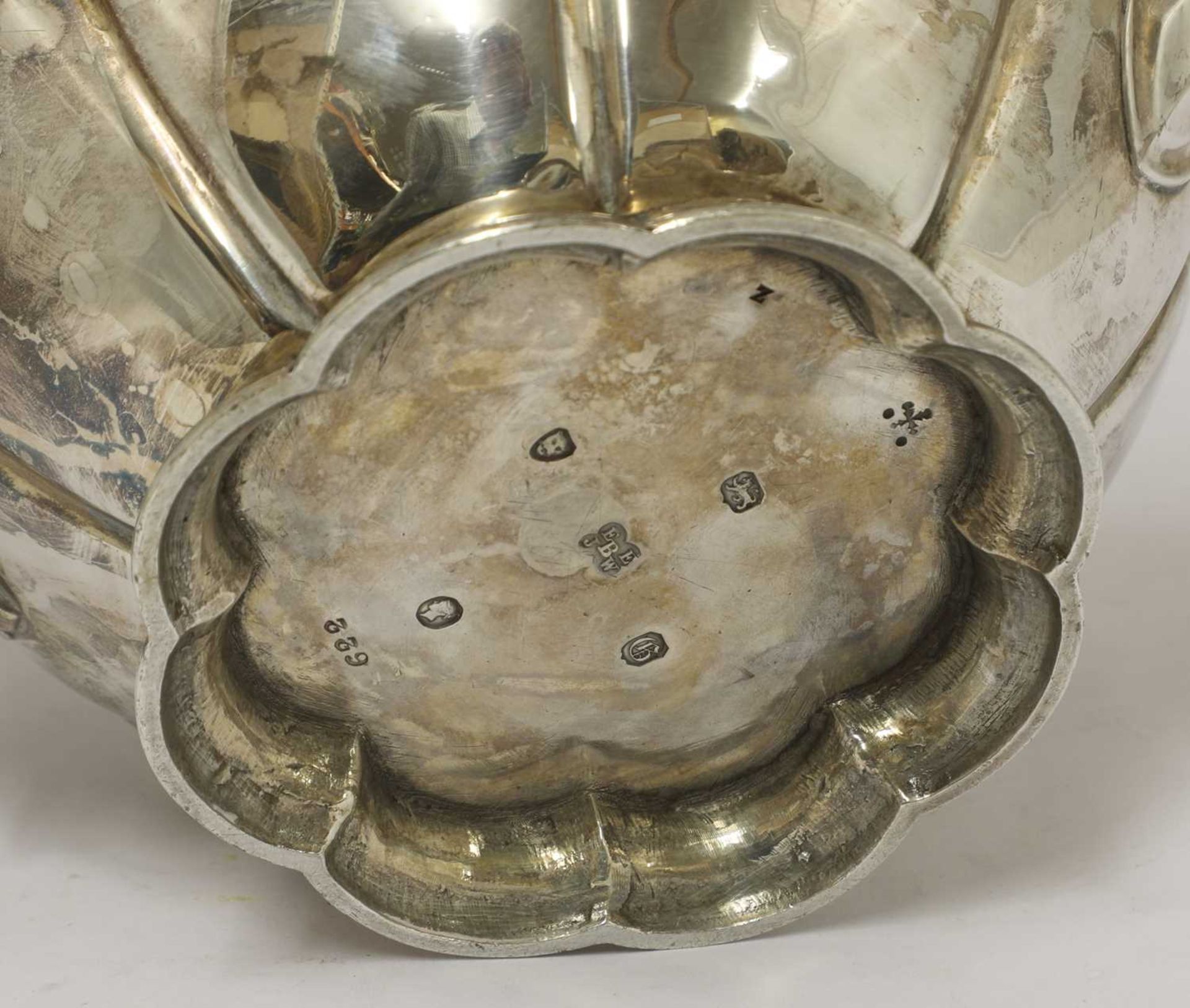 A Victorian silver melon-shaped teapot, - Bild 3 aus 3