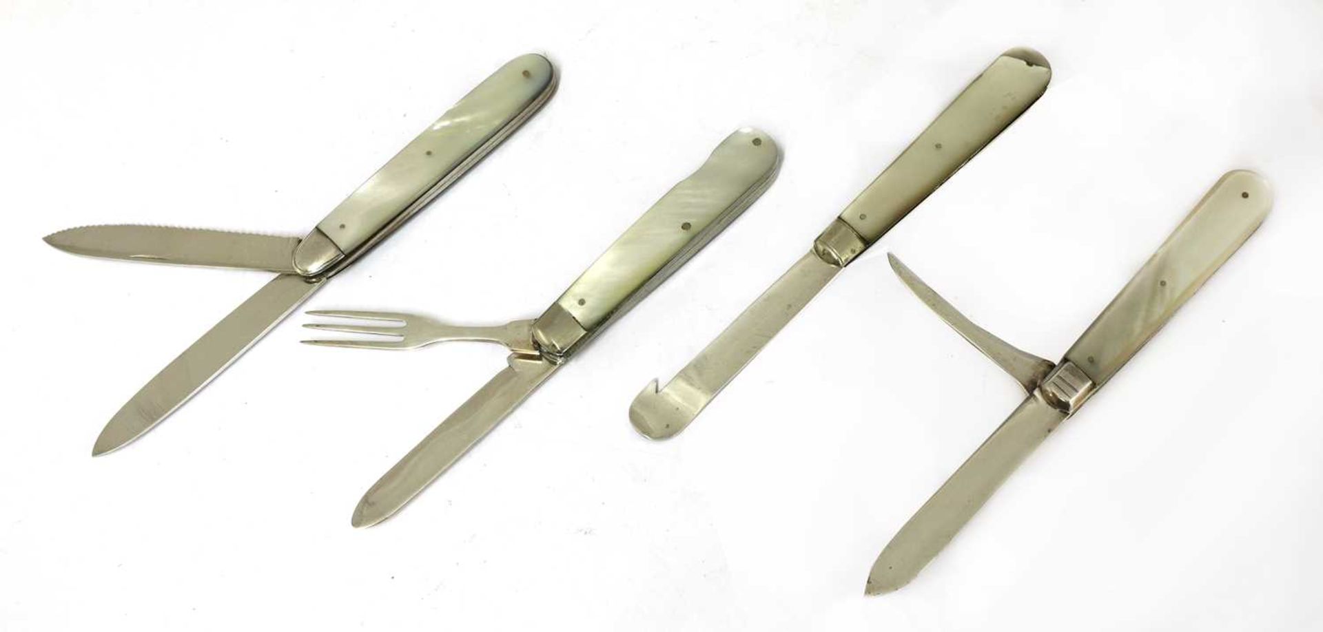 Four silver and mother-of-pearl folding fruit knives, - Bild 2 aus 13