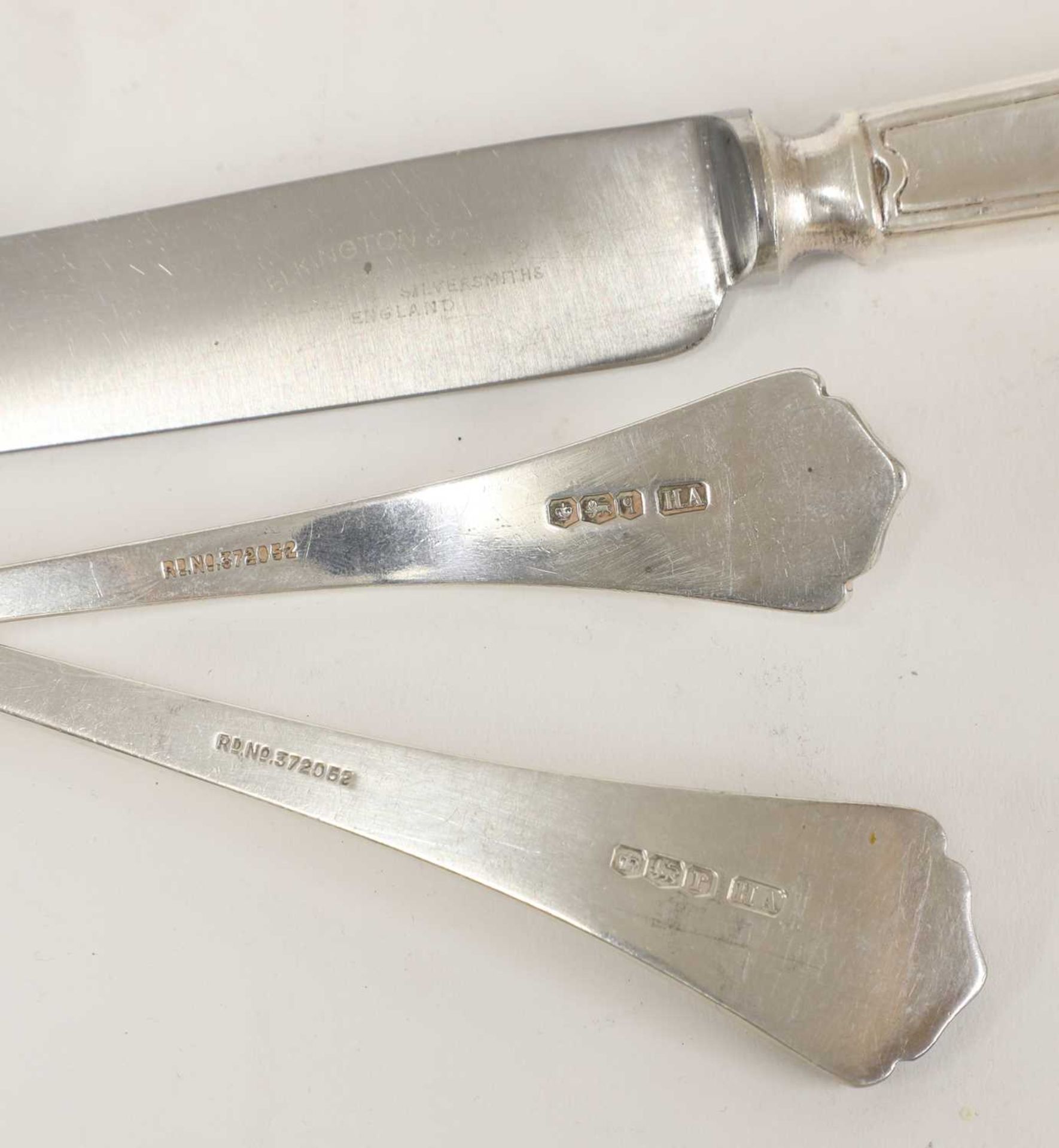 A George V silver canteen of cutlery, - Bild 2 aus 2