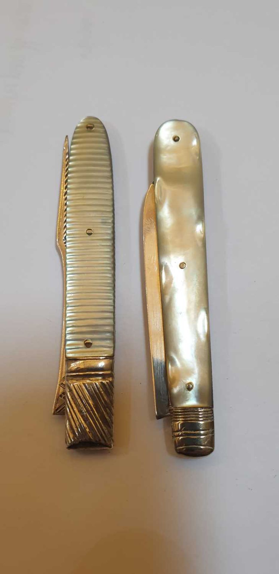 Five silver and mother-of-pearl folding fruit knives and a fork, - Bild 13 aus 17