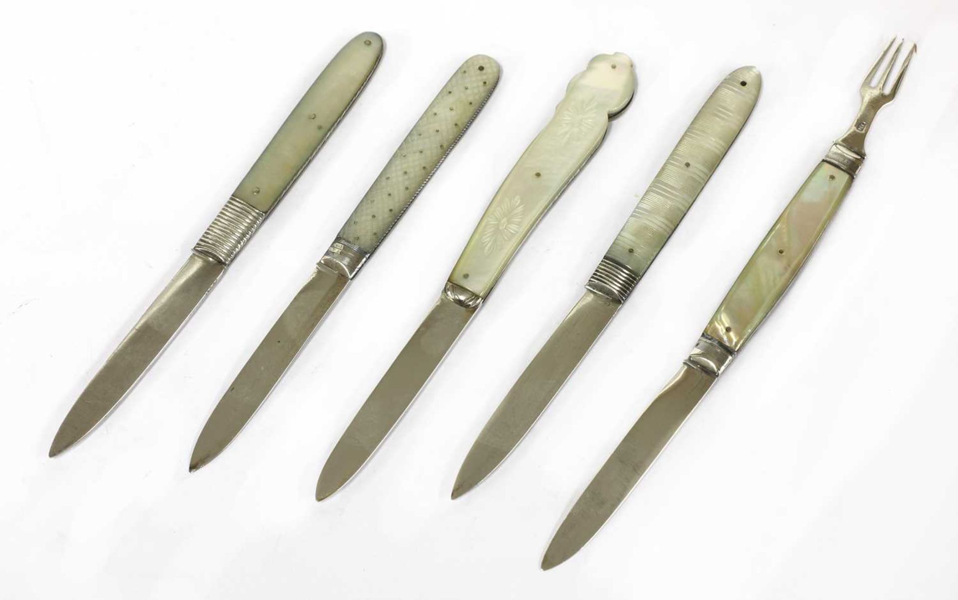 Five silver and mother-of-pearl folding fruit knives, - Bild 2 aus 13