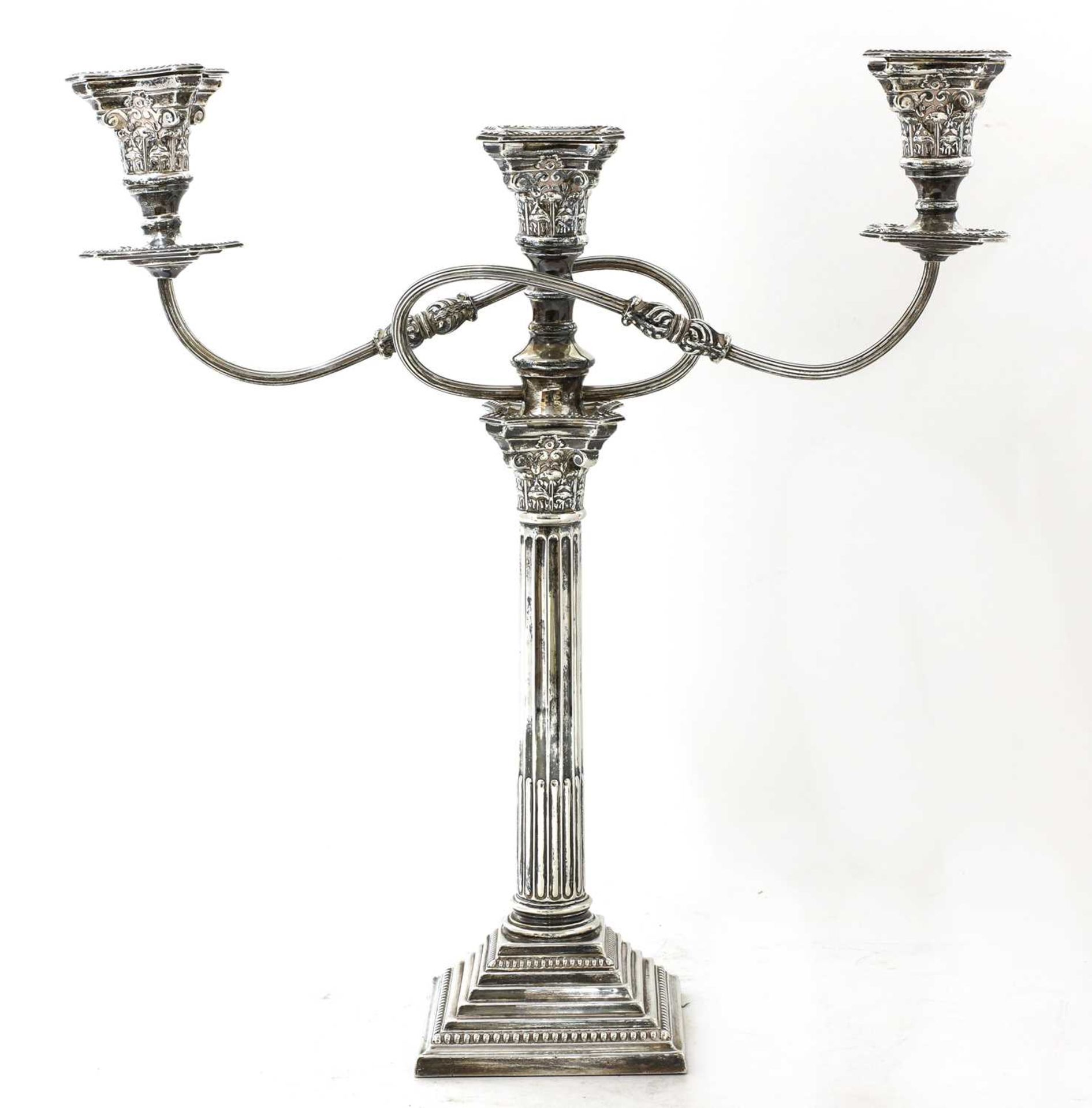 A George V silver three-light Corinthian column candelabrum - Bild 4 aus 4