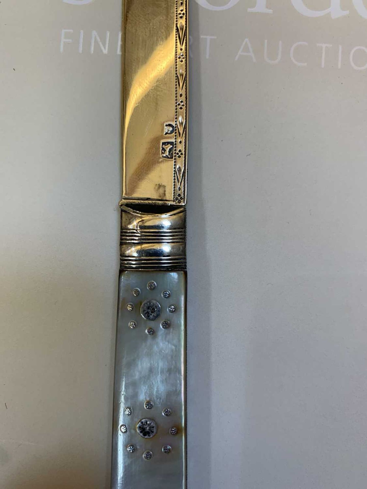 A Georgian silver and mother-of-pearl folding fruit knife and fork, - Bild 9 aus 27