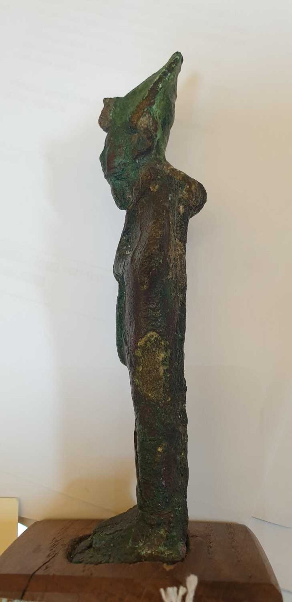 An ancient Egyptian bronze figure of Osiris, - Bild 3 aus 6