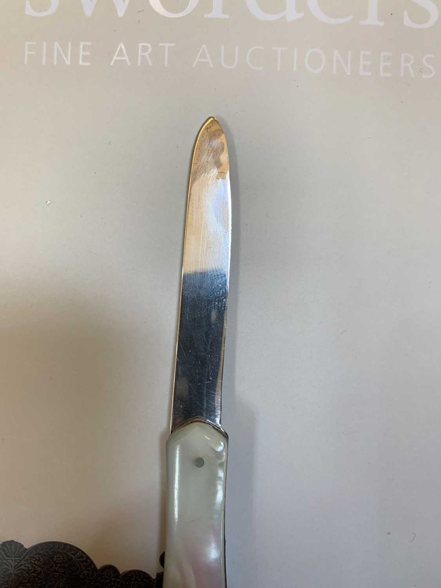 Three silver and mother-of-pearl combination folding fruit knives, - Bild 32 aus 34