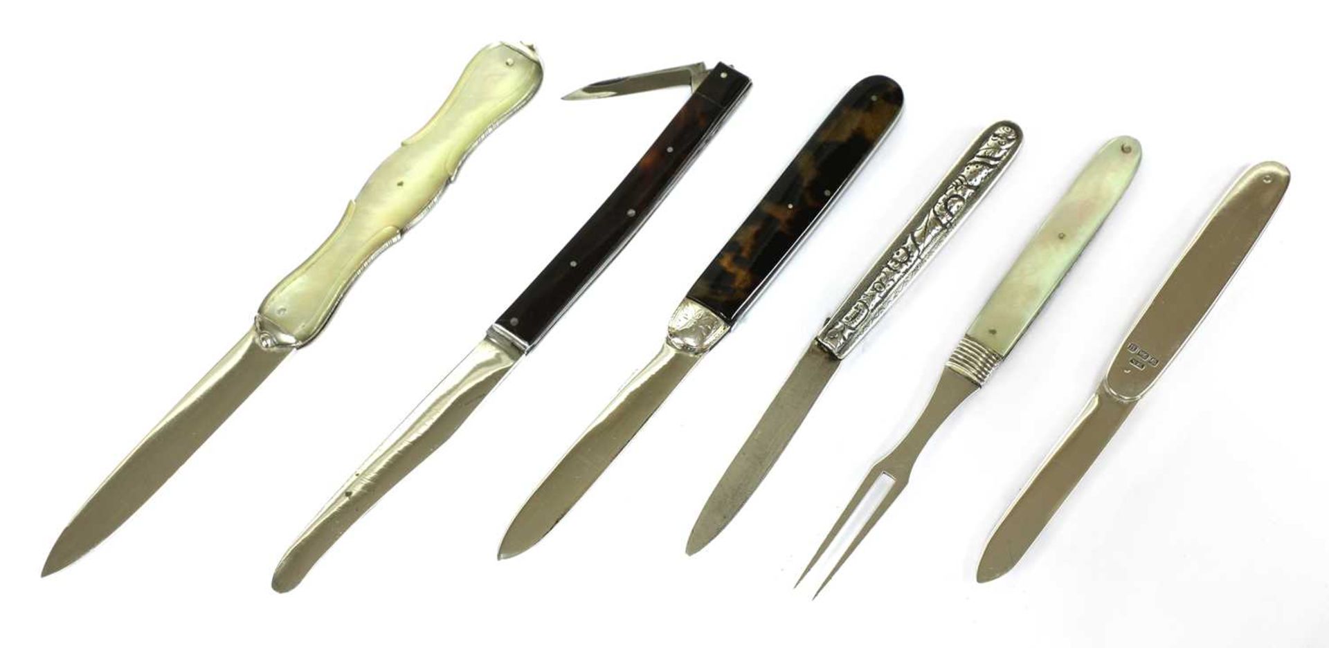 Five various silver folding fruit knives and fork, - Bild 2 aus 13
