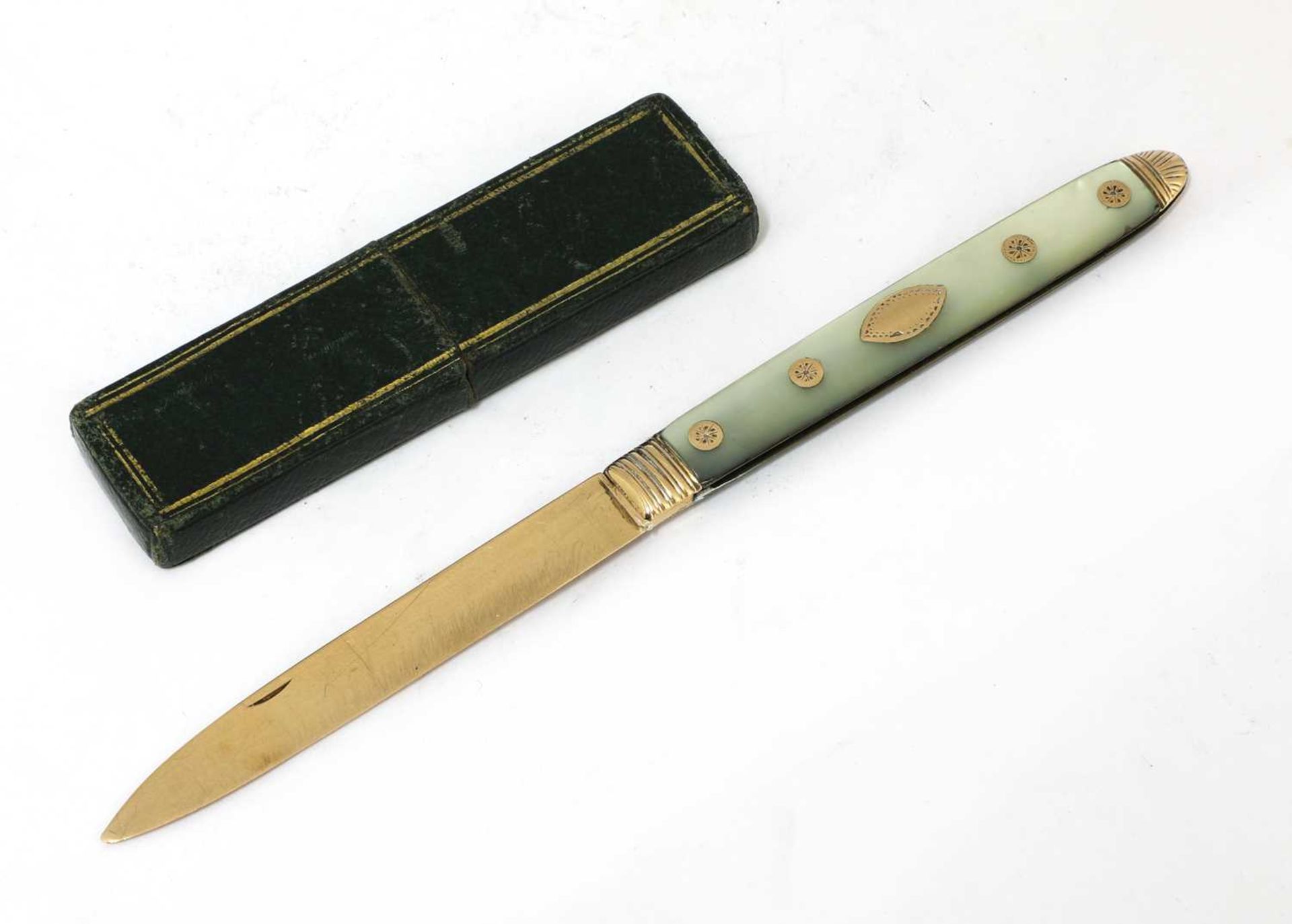 A Georgian 15ct gold and mother-of-pearl folding fruit knife, - Bild 2 aus 2