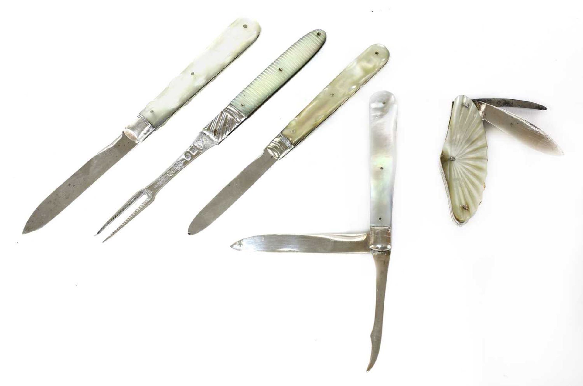 Five silver and mother-of-pearl folding fruit knives and a fork, - Bild 2 aus 17