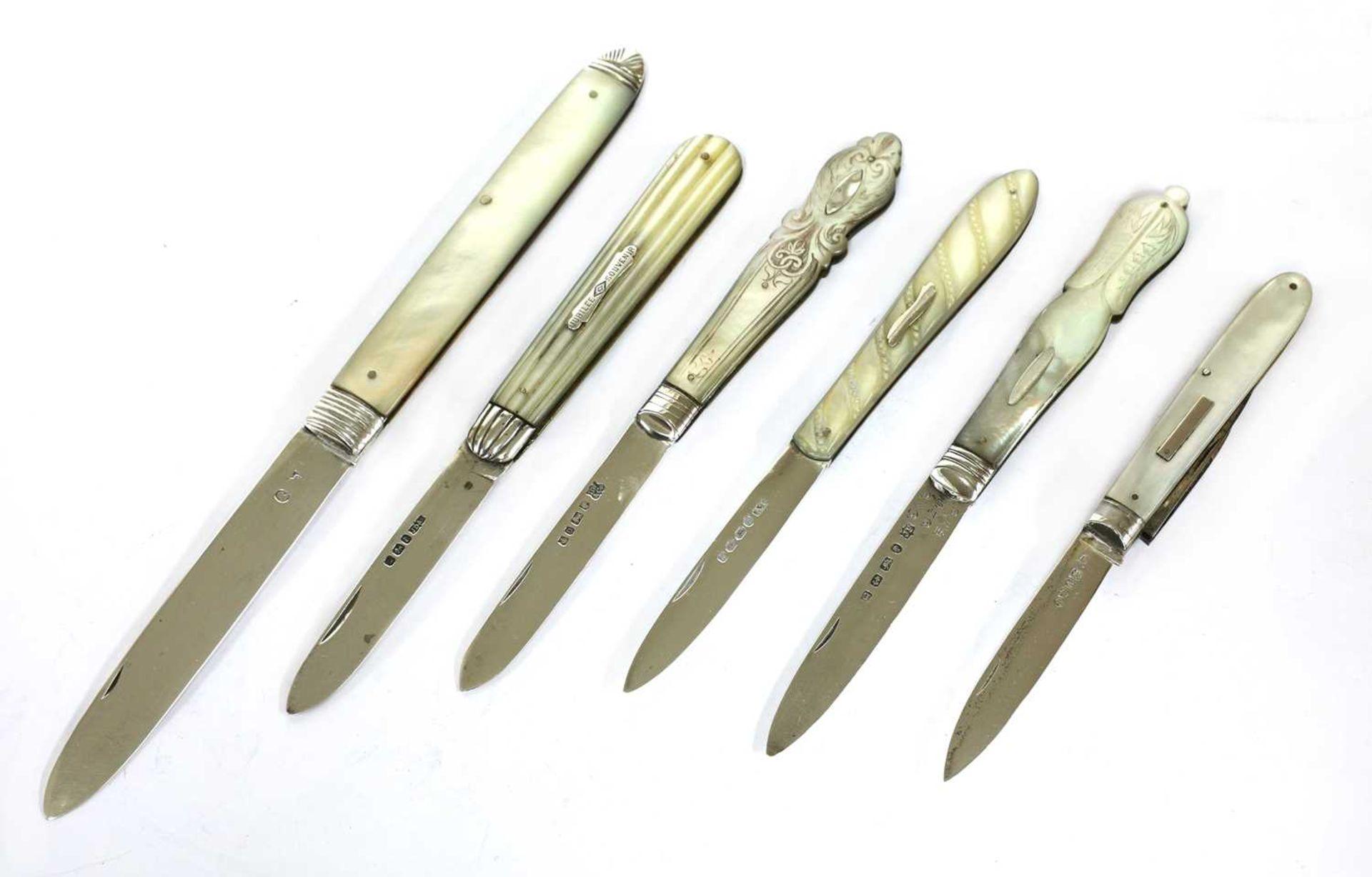 Six silver and mother-of-pearl folding fruit knives, - Bild 2 aus 2