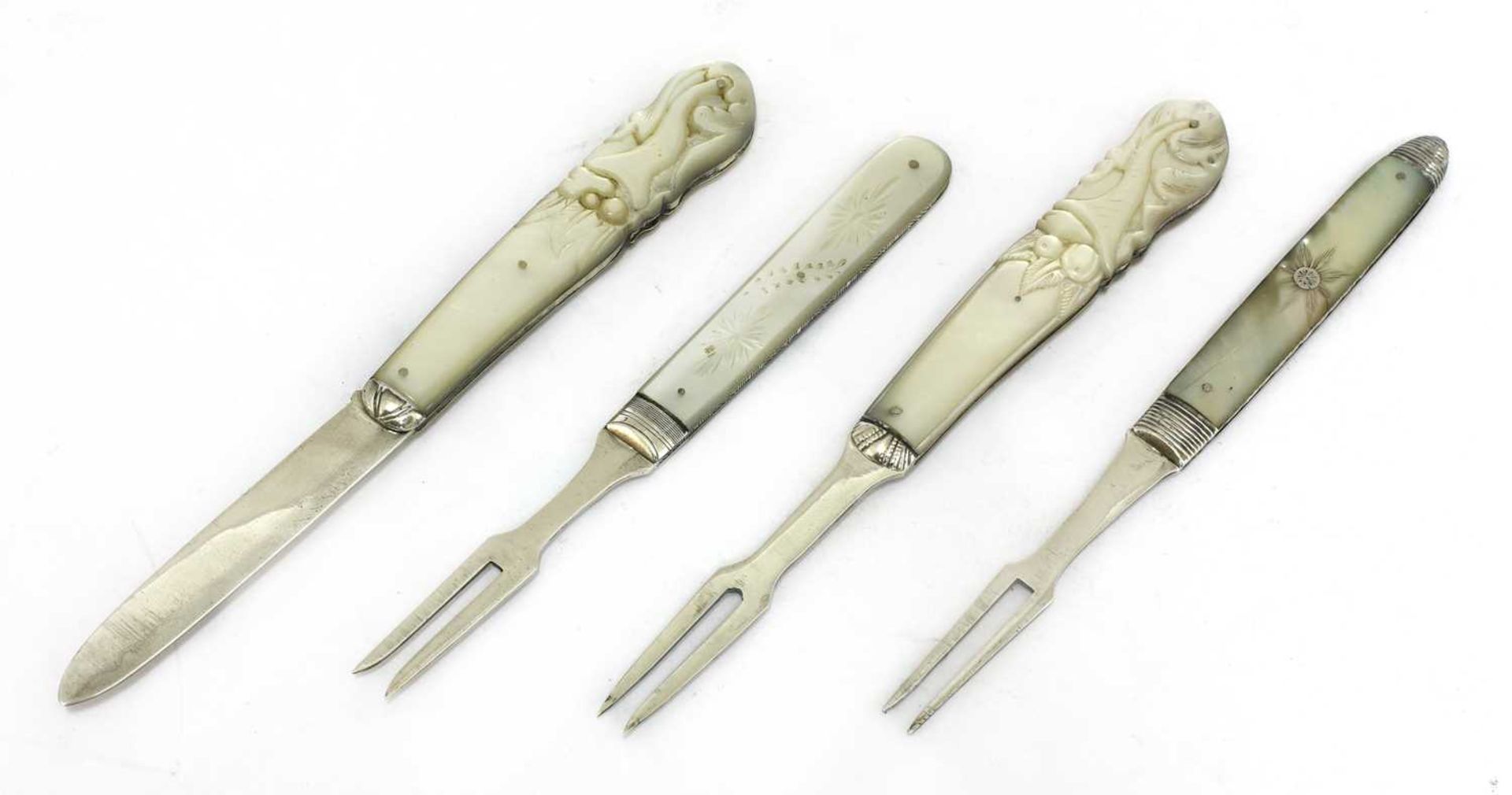 Three silver and mother-of-pearl folding fruit forks and a knife, - Bild 2 aus 10