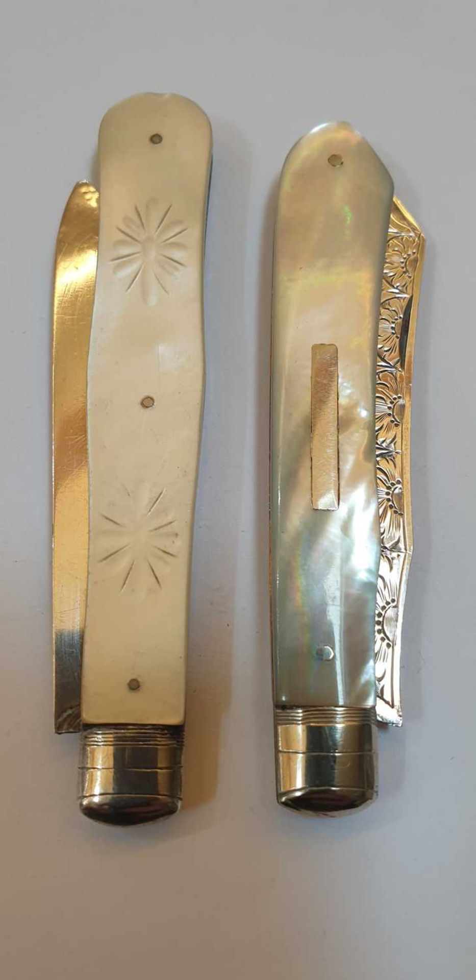 Five silver, mother-of-pearl and horn folding fruit knives, a penknife and two others, - Bild 11 aus 14