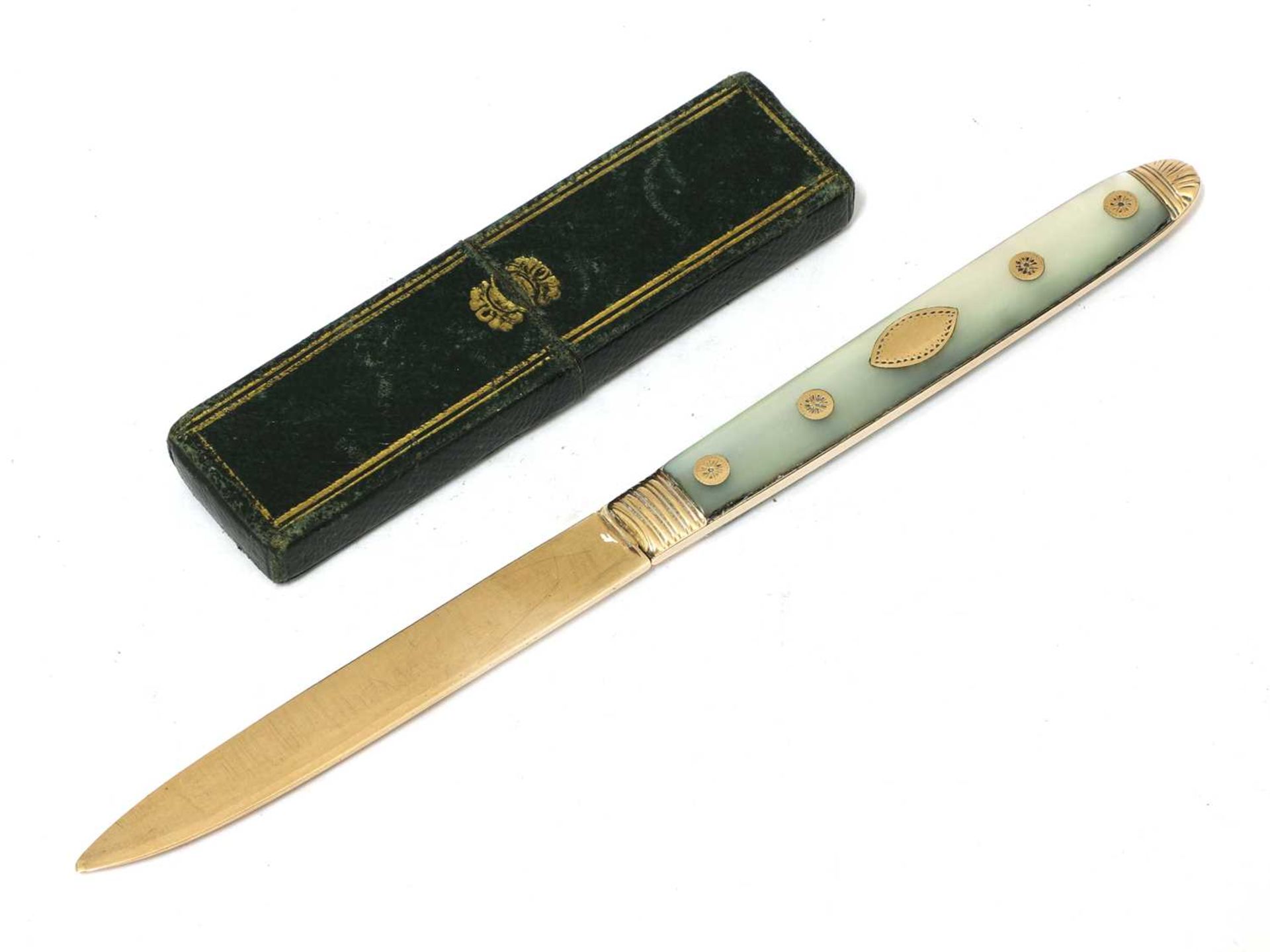 A Georgian 15ct gold and mother-of-pearl folding fruit knife,