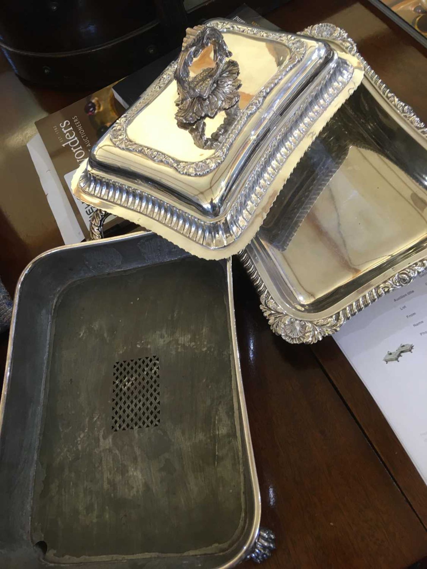 A pair of Georgian silver entrée dishes and covers on heated stands, - Bild 19 aus 30