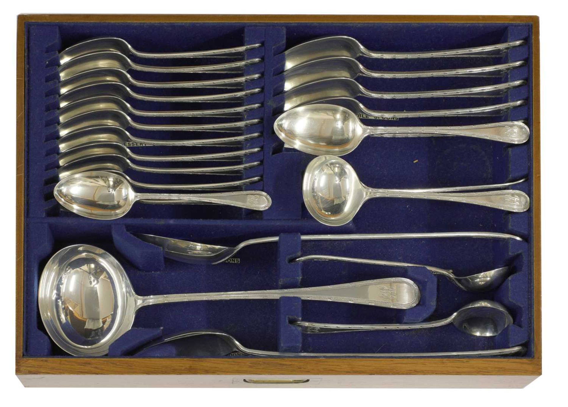 A comprehensive George V silver twelve-setting canteen of cutlery - Bild 2 aus 12