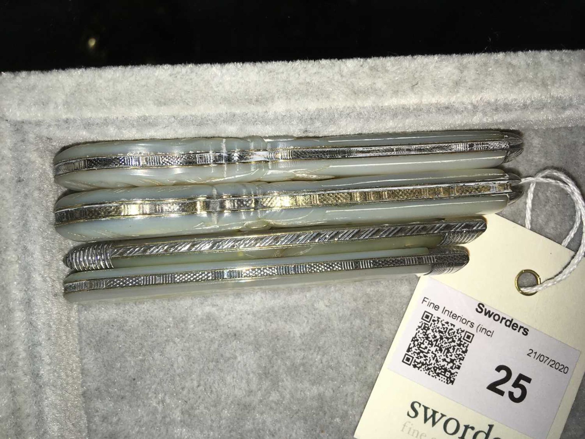 Three silver and mother-of-pearl folding fruit forks and a knife, - Bild 3 aus 10