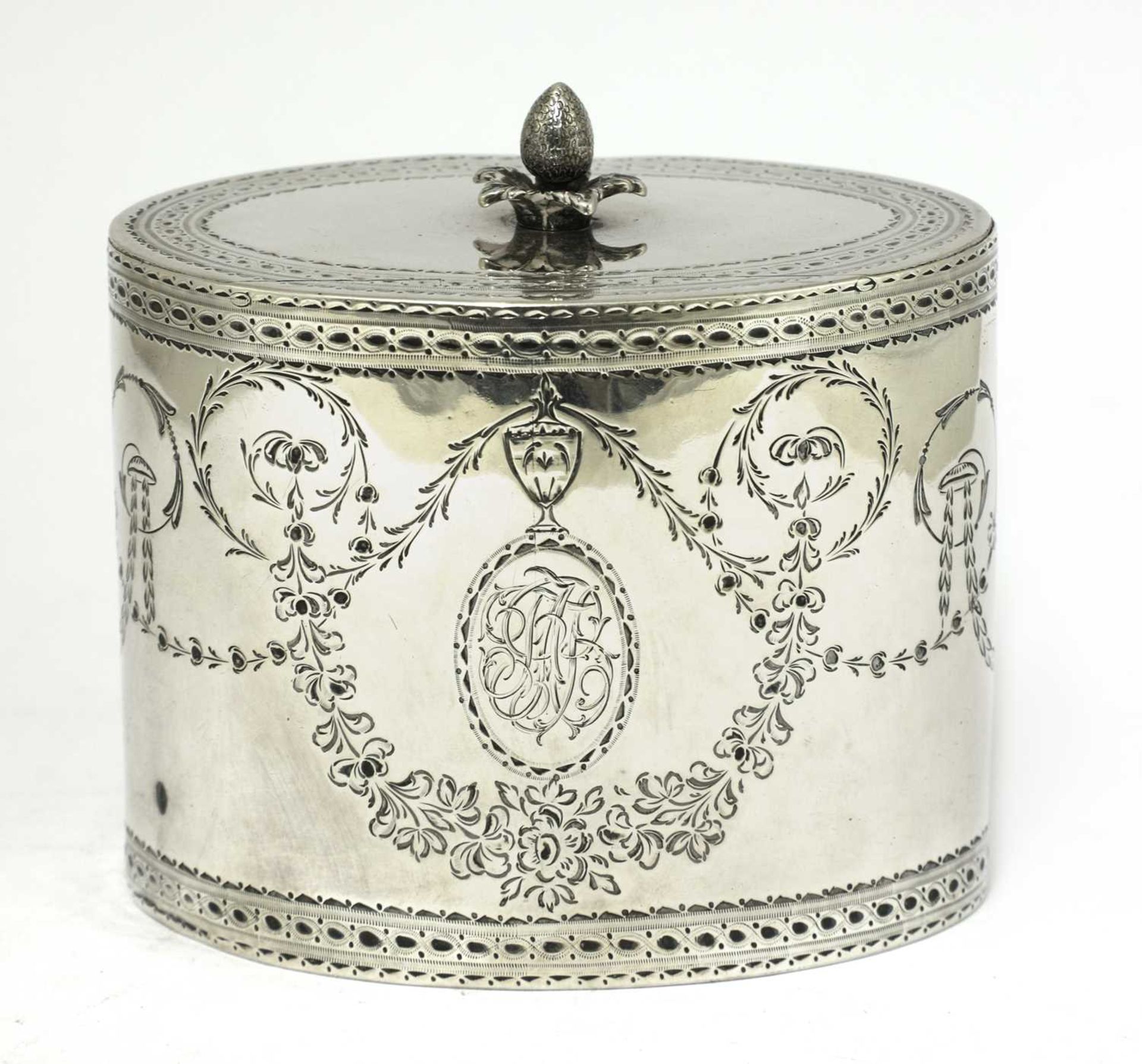 A George III silver oval tea caddy, - Bild 2 aus 3