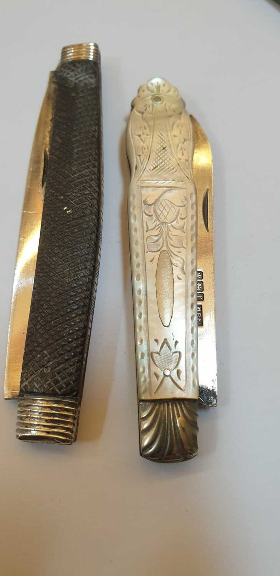 Five silver, mother-of-pearl and horn folding fruit knives, a penknife and two others, - Bild 13 aus 14