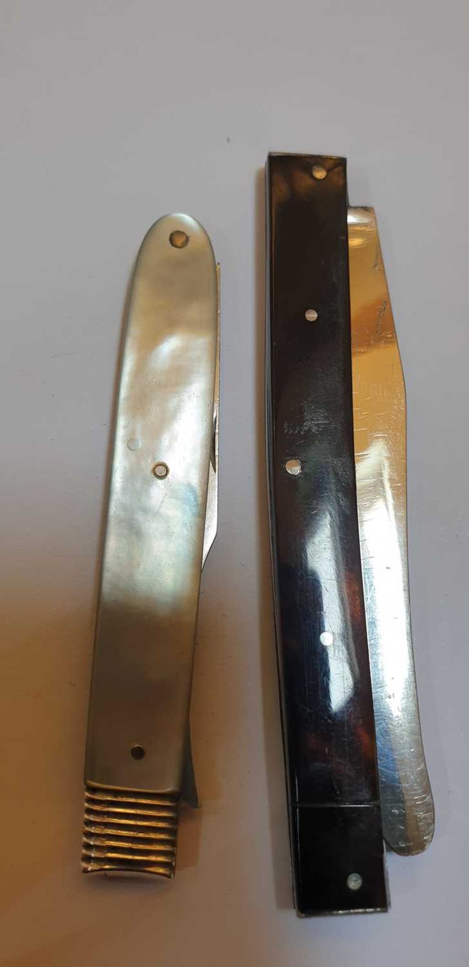 Five various silver folding fruit knives and fork, - Bild 12 aus 13