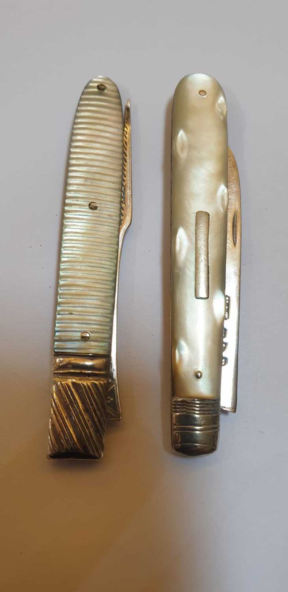 Five silver and mother-of-pearl folding fruit knives and a fork, - Bild 14 aus 17