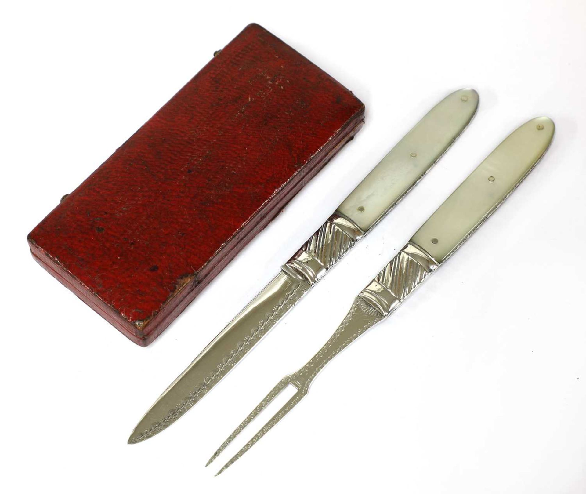 A mother-of-pearl and silver folding fruit knife and fork set, - Bild 2 aus 3