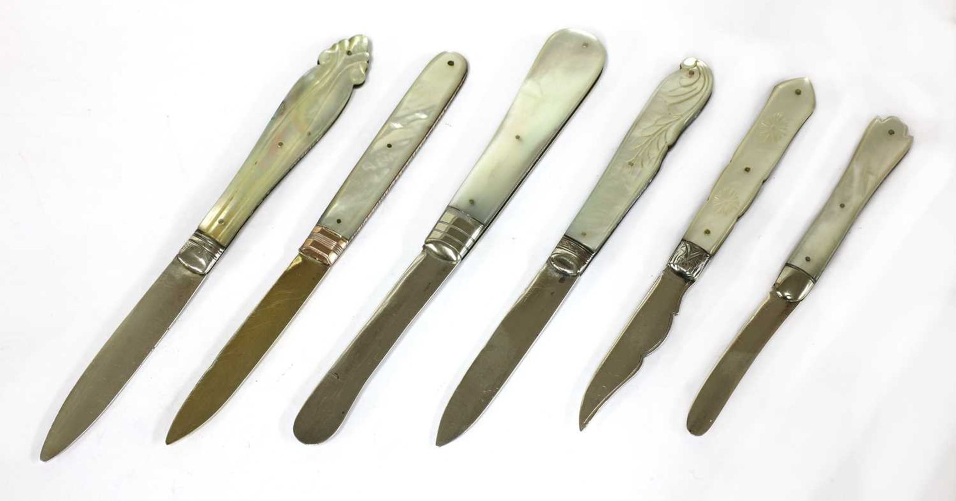 Six silver and mother-of-pearl folding fruit knives, - Bild 2 aus 2