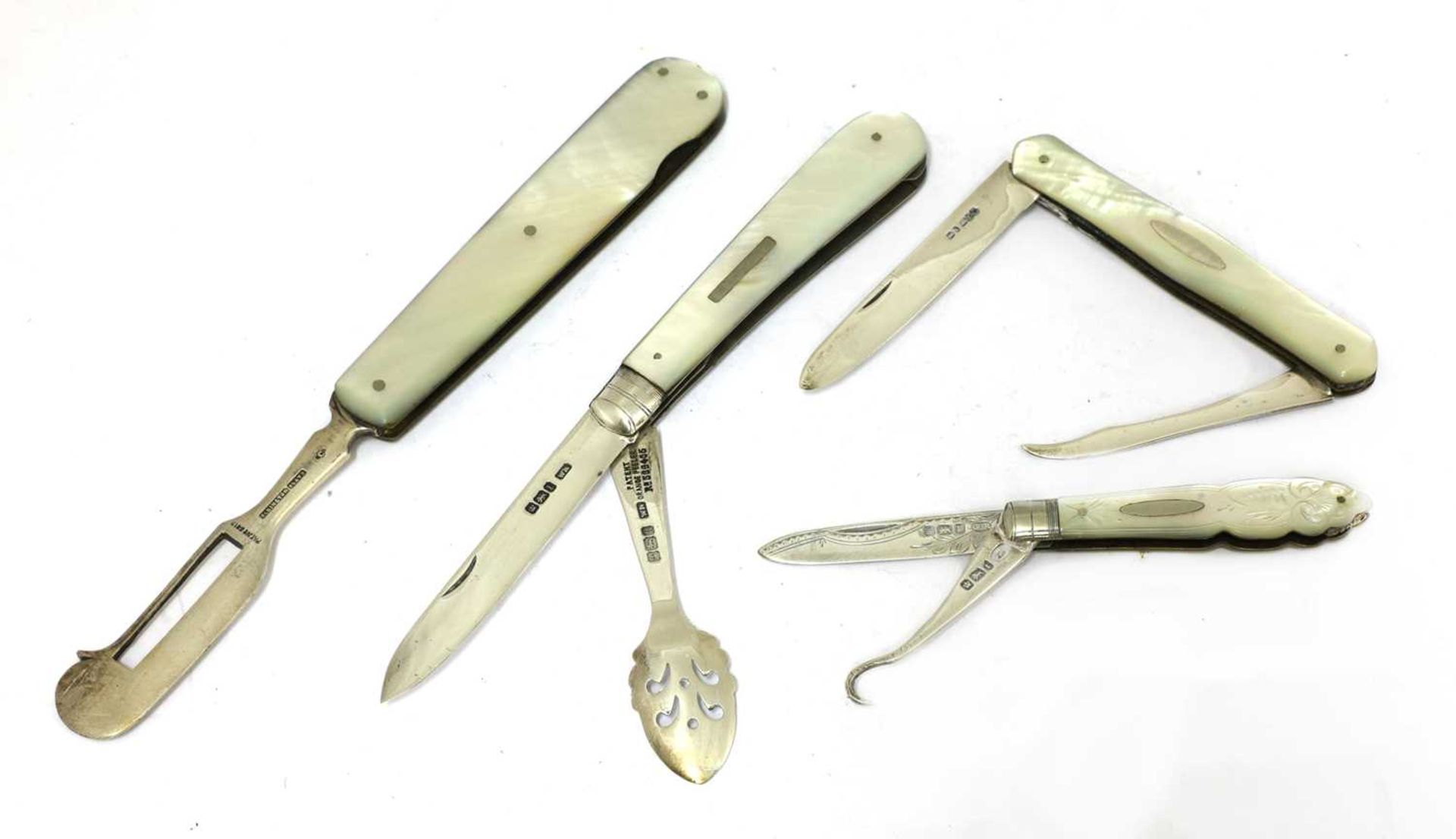 Three silver and mother-of-pearl combination folding fruit knives, - Bild 2 aus 34