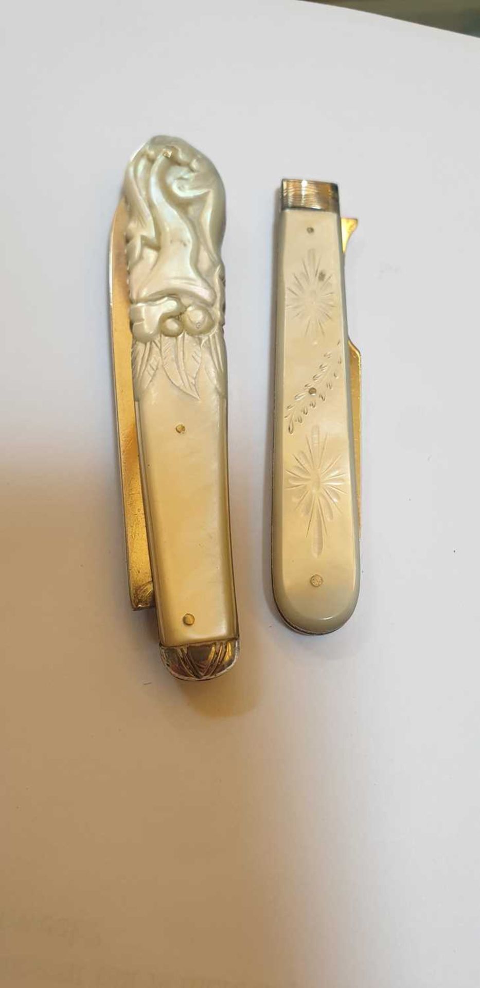 Three silver and mother-of-pearl folding fruit forks and a knife, - Bild 7 aus 10