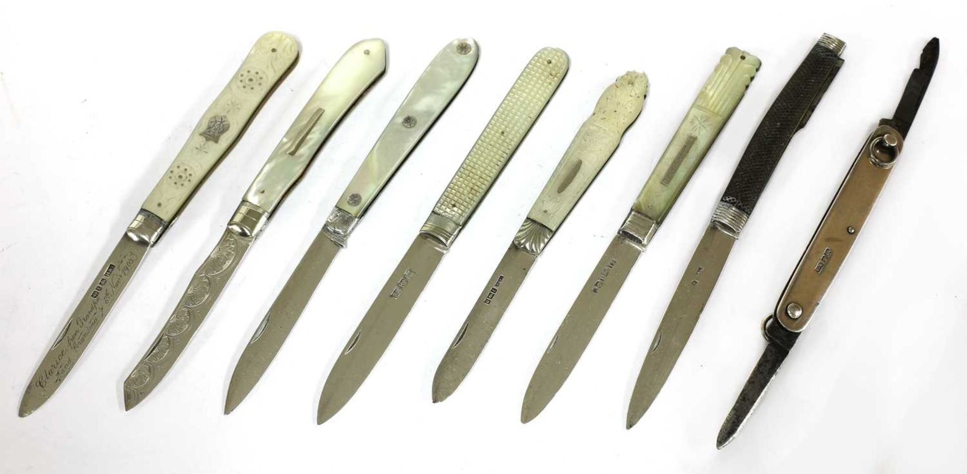 Five silver, mother-of-pearl and horn folding fruit knives, a penknife and two others, - Bild 2 aus 14