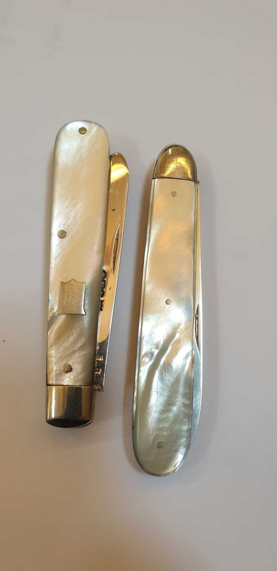 Four silver and mother-of-pearl folding fruit knives, - Bild 11 aus 13