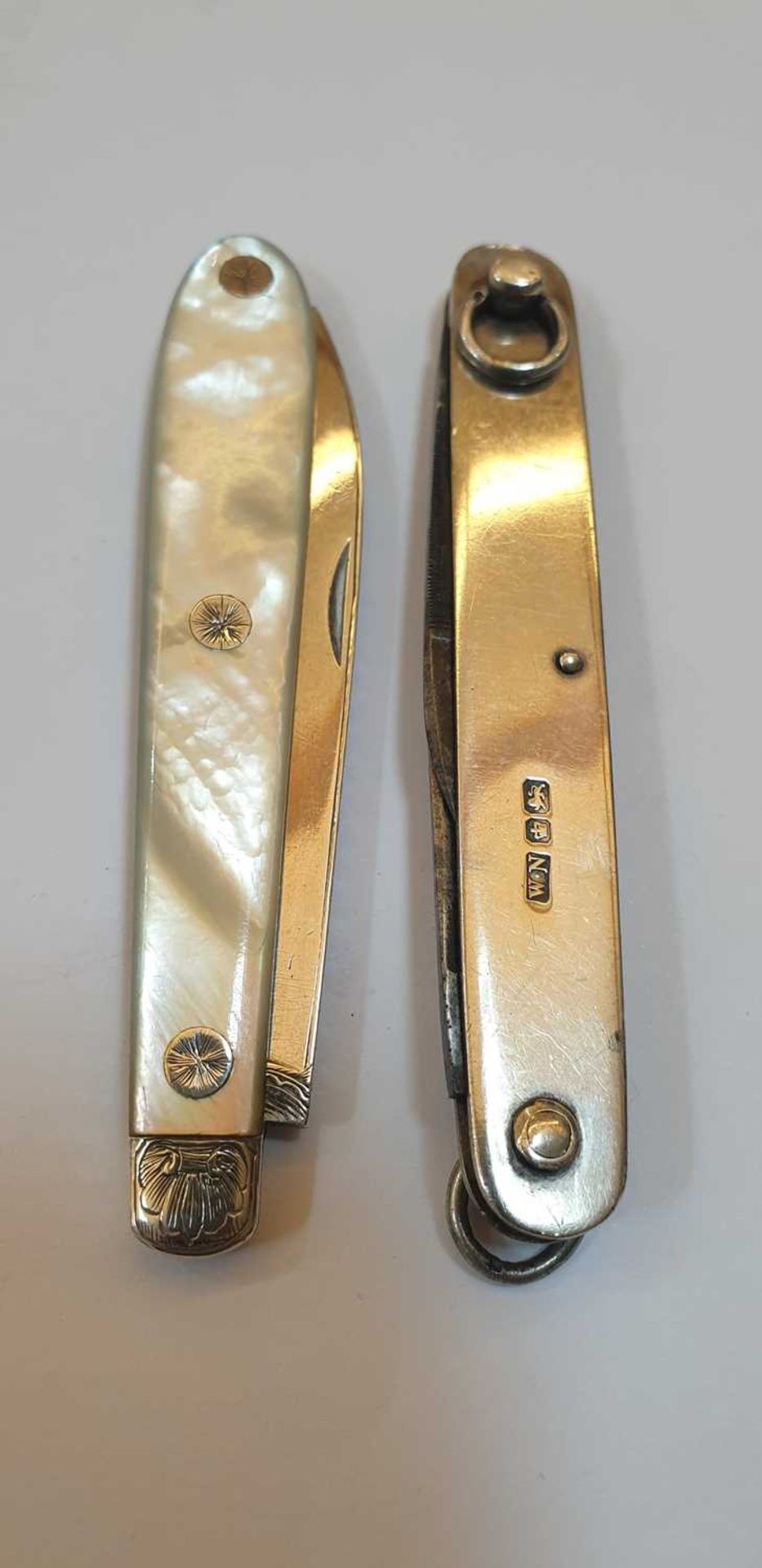 Five silver, mother-of-pearl and horn folding fruit knives, a penknife and two others, - Bild 9 aus 14