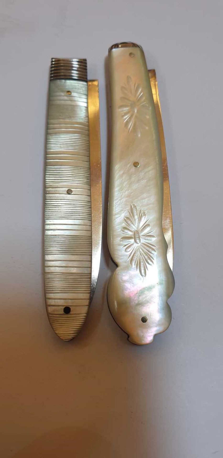 Five silver and mother-of-pearl folding fruit knives, - Bild 9 aus 13