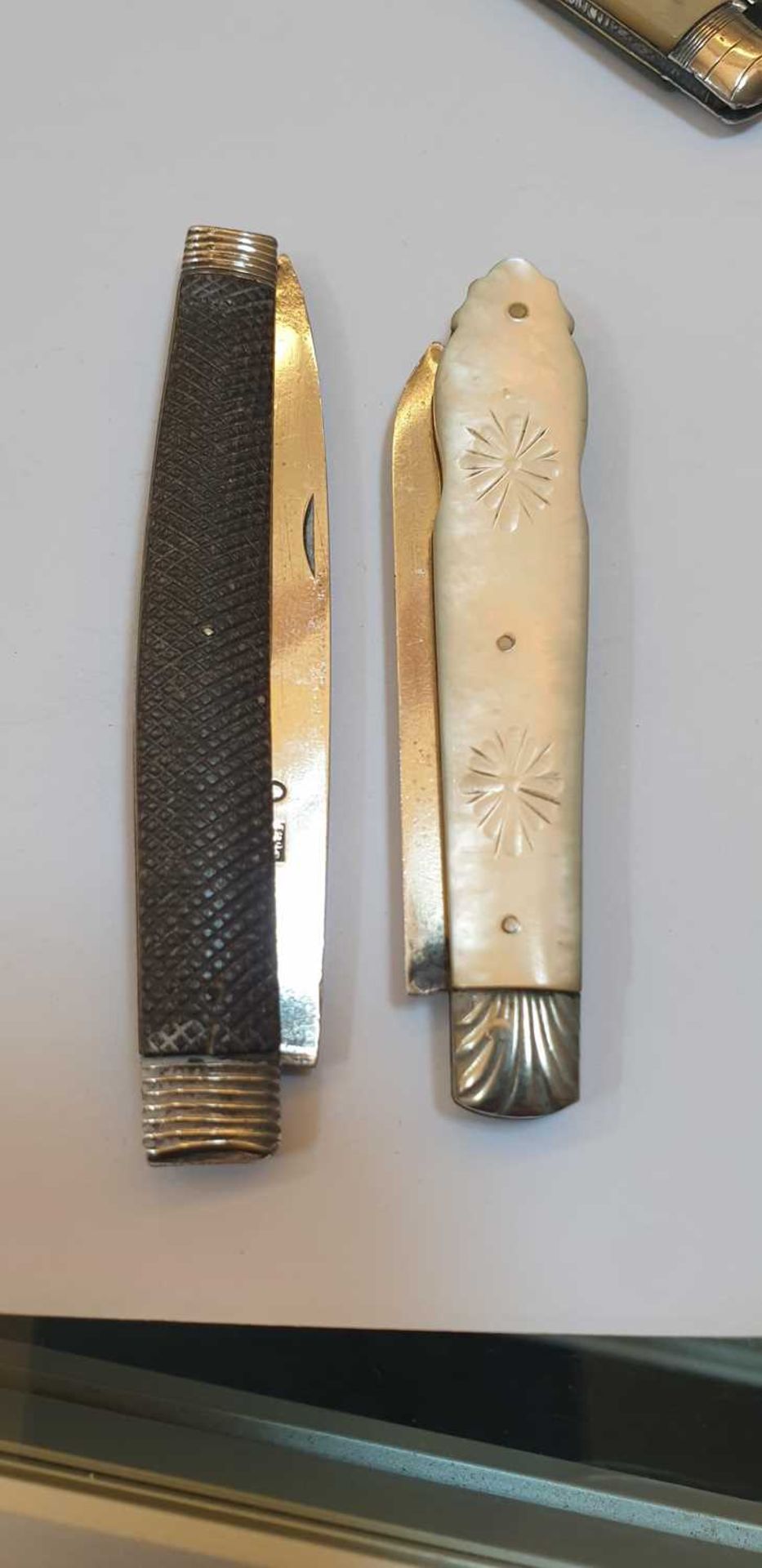 Five silver, mother-of-pearl and horn folding fruit knives, a penknife and two others, - Bild 14 aus 14