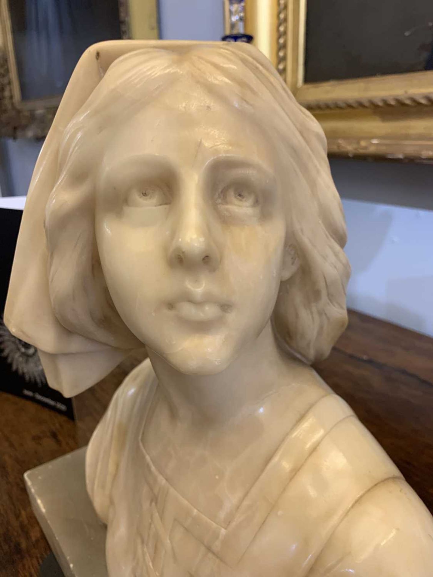 An alabaster bust of a Florentine youth, - Bild 4 aus 20